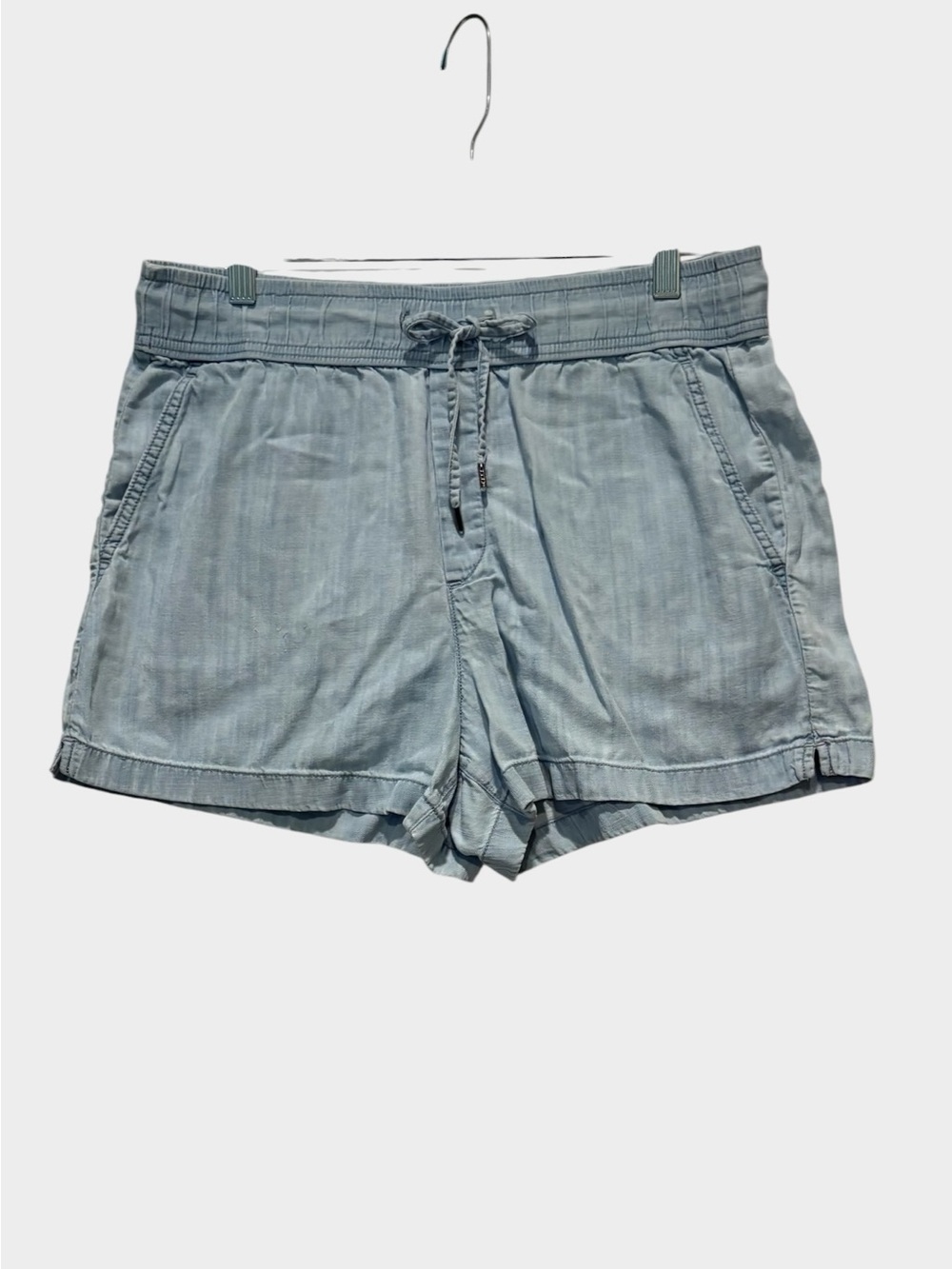 GAP - Linen Pull on Shorts. Drawstring.  Size Medium. Light blue. Chambray